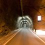 Weiter ging es den Ofenpass hinunter zum Tunnel. Der ist einfach nur geil. 3385 Meter lang, einspurig mit Ampelregelung ist er ein echtes Highlight, auch wenn der Spaß 10 Euro Maut kostet. Da dröhnt es in den Ohren! Am anderen Ende des Tunnels führt die Straße über die 130 Meter hohe Staumauer vom Lago di Livigno. Hier mal ein Bild vom Tunnel.